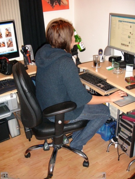 During her stay at her home, Renee Richards, an amateur MILF, exposes herself in the nude.