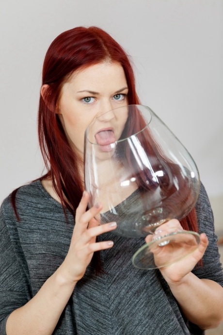 Redheaded babe with green eyes Elza pees in a glass before toying - PornHugo.net
