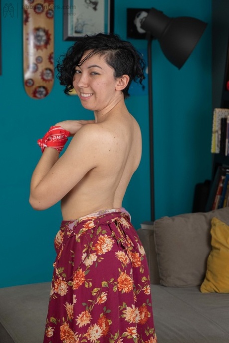 Сладкая азиатская любительница Juno H трет свою пушистую вагину после раздевания