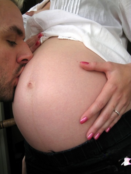 Сладкая беременная украинка Виска доит свои большие сиськи и делает минет