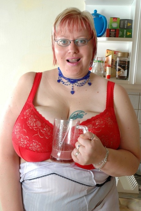 Chubby Mature In Glasses Diana Lets Out Her Blazing Big Breasts In A Solo