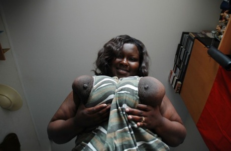 Толстая негритянка Мариана Коджо хвастается своими очень большими натуральными сиськами