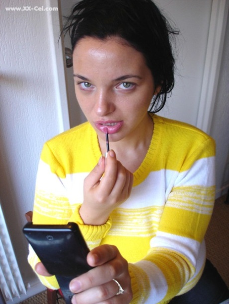 Красотка-любительница Джоана красит губы сексуальной помадой, прежде чем обнажить свои натуральные сиськи