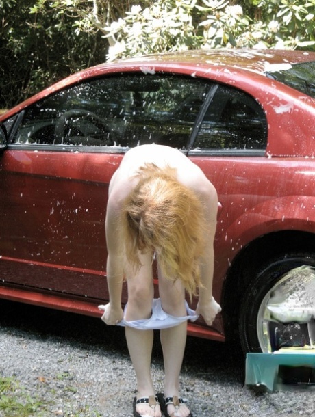 Юная любительница Ники Блу обнажает свои крошечные сиськи и горячую киску во время мытья машины
