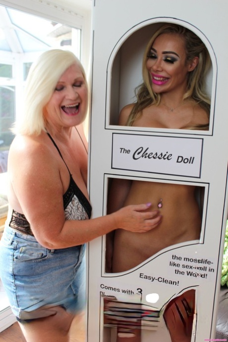 The overweight doll Chessie Kay and Lacey Starr have a friendly exchange.