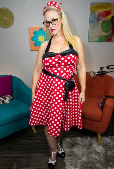 A picture of Dee Siren, the beautiful and mature wife, dressed in her sexy Minnie costume and heels.