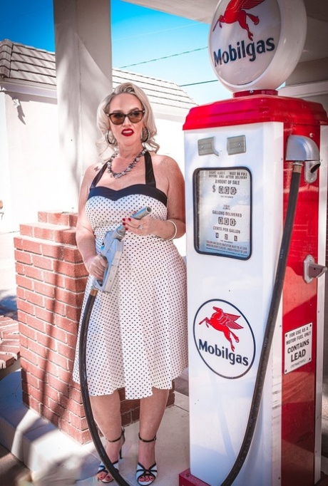 Retro Pinup MILF Dee Siren Exposes Her Fat Butt And Poses At A Gas Station