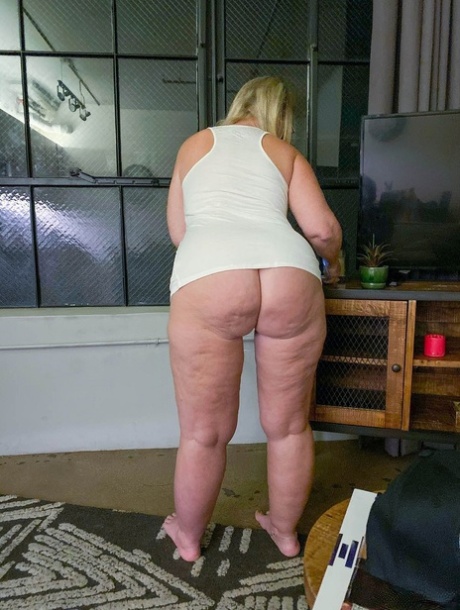 Blonde MILF Fatty Dee Siren Teasing Bottomless With Her Thick Ass