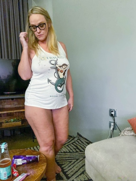 Blonde MILF Fatty Dee Siren Teasing Bottomless With Her Thick Ass