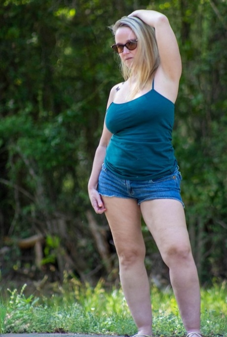 Dee Siren from America is a voluptuous woman who displays her natural tits and ass outdoors, showing off her full-figured physique.