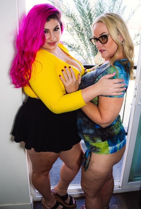 The sexy and large busty bodies of Alexis Abuse and Dee Siren are the subject of pornstars who display their bums.