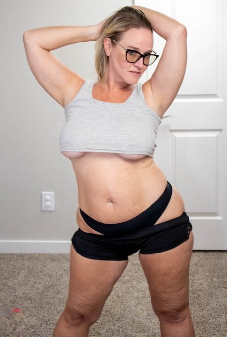 Nerdy Chubby Babe In Glasses Dee Siren Shows Her Big Ass On Live Camera