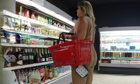 Жирная милфа Крисси дразнит своими большими сиськами во время шопинга в обнаженном виде