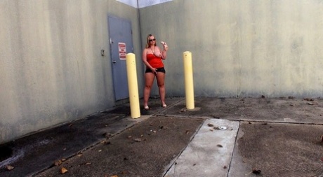 The big juggles are exposed by Dee Siren, the blonde with a plump buttocks, who masturbates outside.