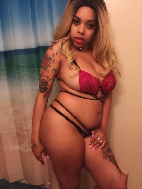 In a solo act, Soykay Linda displays her full-figured figure, featuring a blonde ebony tattoo and an impressive tattoo.