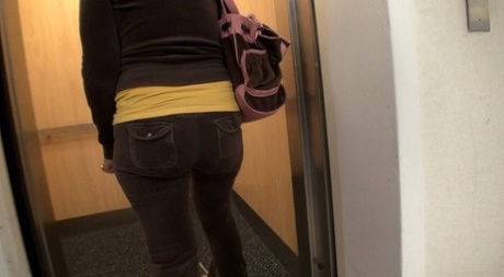 In the elevator, Dee Siren performs a dong and is sexually stimulated.
