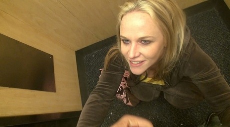 In the elevator, Dee Siren enjoys performing oral clumsy on her partner while in hot air.