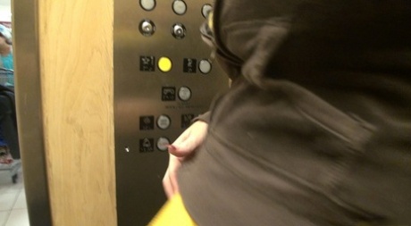 Blonde cougar Dee Siren has an ordeal in the elevator while sucking on a dong.