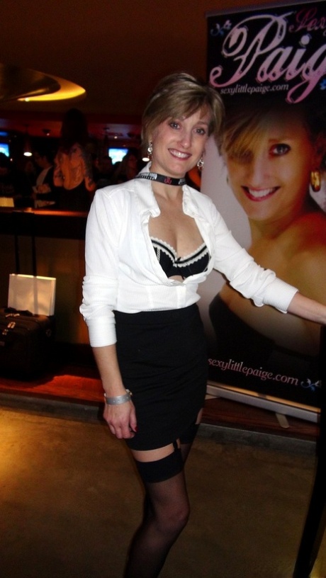 Милфа-блондинка Ди Сирен и распутная толстушка выставляют напоказ свои большие задницы на выставке AVN Expo