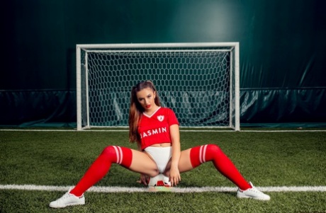 Горячая футболистка Эмили Старр показывает свою сексуальную попку в форме на поле