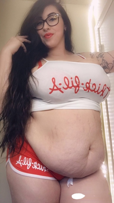 Tattooed Fatty Jessie Minx Showing Off Her Hanging Tits & Her Big Tummy