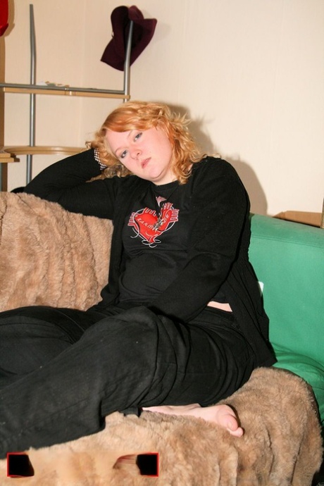 A stumbling amateur named MILF Bhala Sada is seen posing on the bed in her black outfit.
