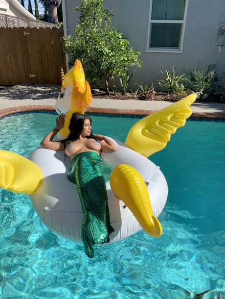 Hot Mermaid Briana Lee Poses Topless & Shows Her Big Tits In A Cosplay Solo