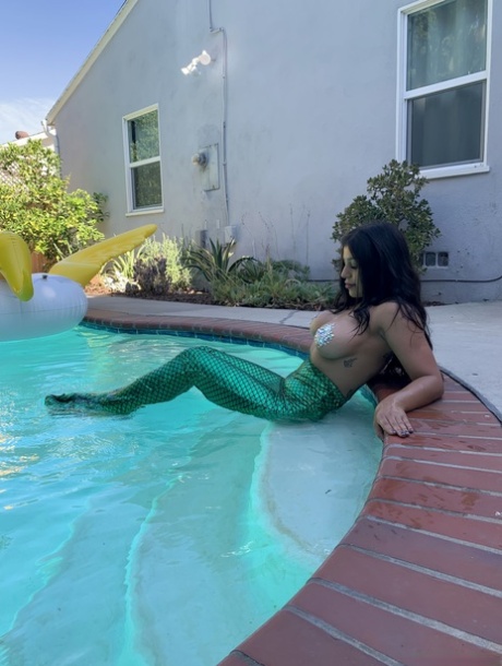 Hot Mermaid Briana Lee Poses Topless & Shows Her Big Tits In A Cosplay Solo