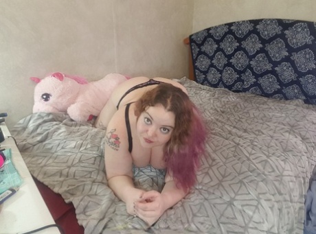 Inked Chubby Amateur Kelpie Fae Poses In Black Underwear On Her Bed