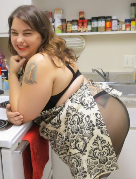 The kitchen of Sydney Screams is where the chubby housewife, who is also an active adult, flaunts her large ass and breasts.