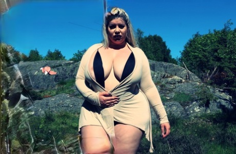 Blonde BBW Natasha Crown Flaunts Her Bubble Booty And Poses Outdoors