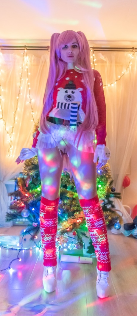 Cosplay Babe Jeny Smith Shows Her Pussy In An Upskirt By The Christmas Tree