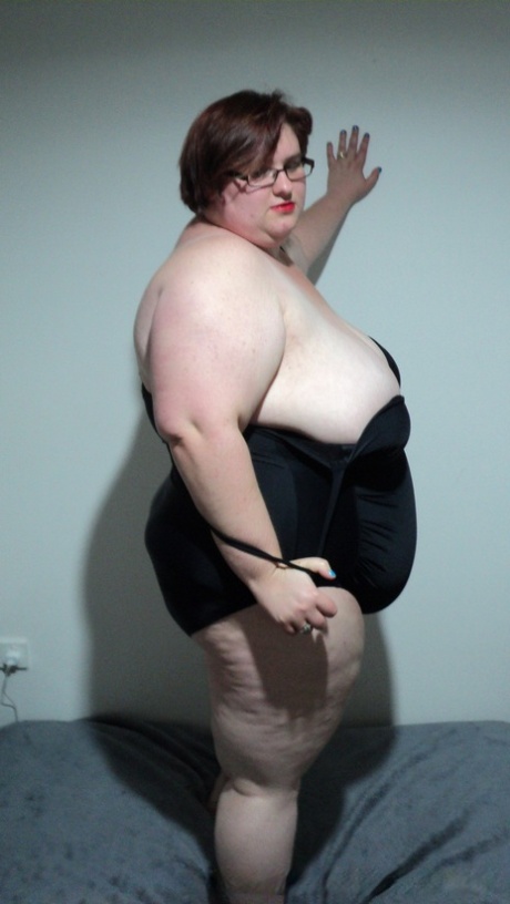 Толстушка LaLa Delilah в черном нижнем белье показывает свою большую отвисшую грудь в любительском видео