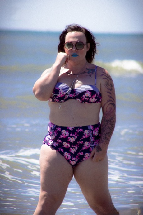 Brunette big tit model Lillian Faye loosing hooters from purple bra