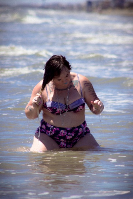 Michelle Austin Beach nude photo #4