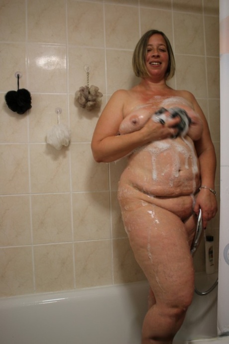 The Blonde MILF Shooting Star, who is a 20s junkie, appears in the shower with her chubby naked body.