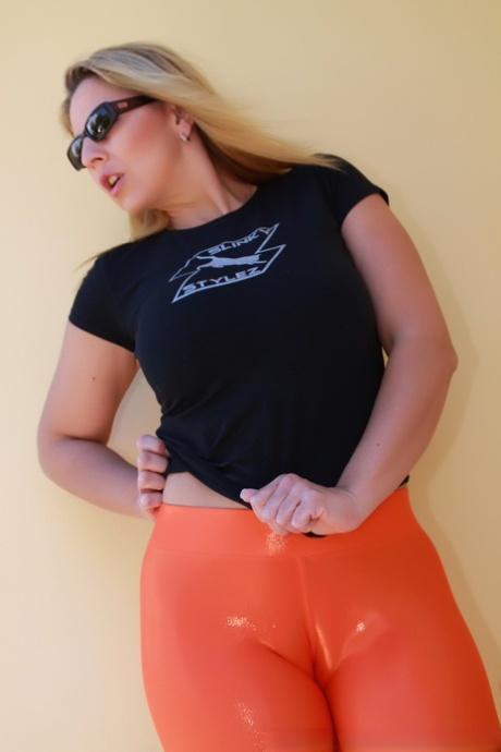 MILF Desyra Noir Exposes Her Big Tits While Showing Her Cameltoe In Yoga Pants