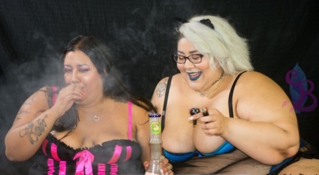 American fatty Crystal Blue and her friend smoke pot on the floor - PornHugo.net