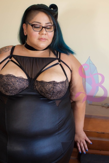 With her natural tits and juicy glasses, the tattooed SSBBW Crystal Blue was teasing.