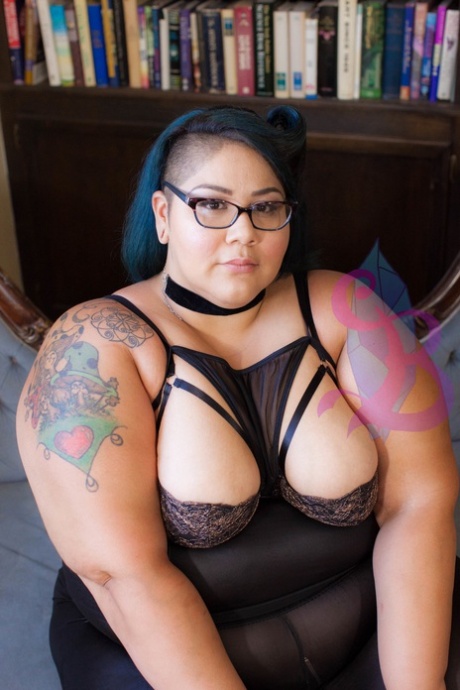 Crystal Blue, the tattooed face of SSBBW and her natural teeth, was seen in glasses enjoying a juicy peck.