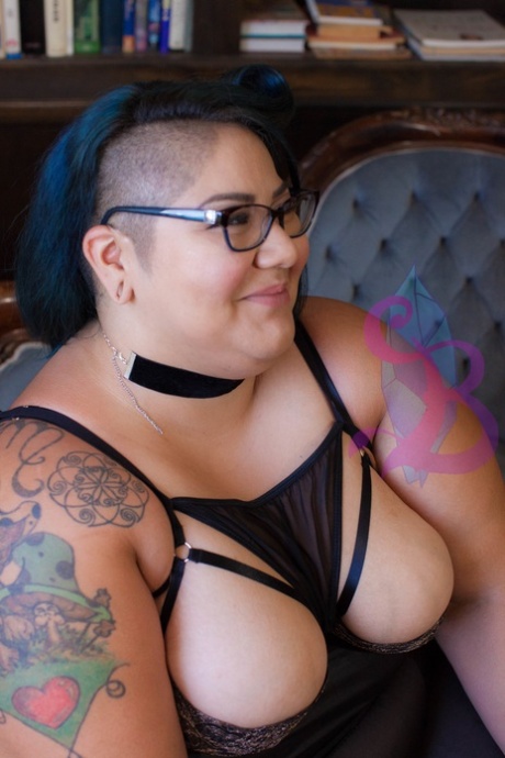 The Crystal Blue tattooed model of SSBBW was enjoying some watery natural fibers with her glasses in hand.