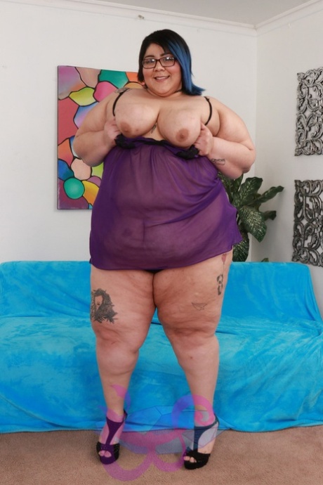 Fat broad in glasses Crystal Blue strips and flaunts her curvy body - PornHugo.net