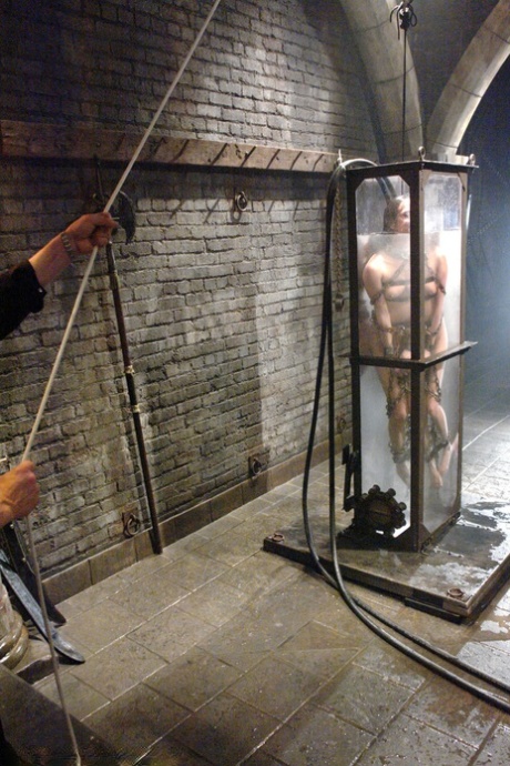 A water bondage technique was used by Nadia Styles to remove