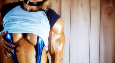Bodybuilder Brigita Brezovac Shows Her Oiled Up Muscular Legs & Cleavage