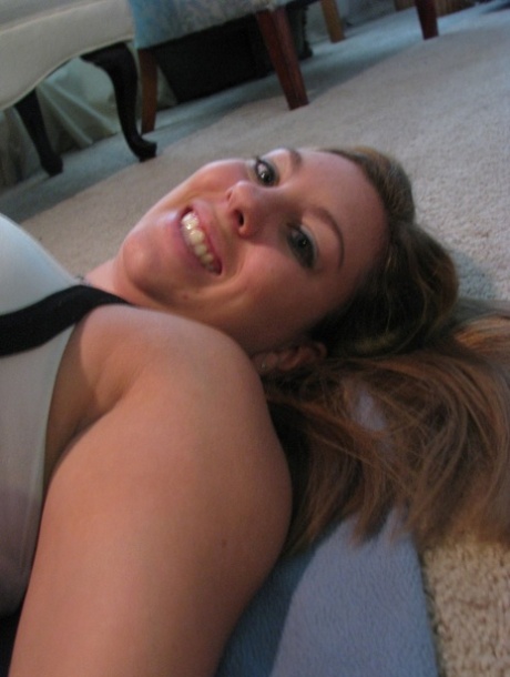 The messy amateur teen Nikki Morgan shows off her cleavage in sex self photos.