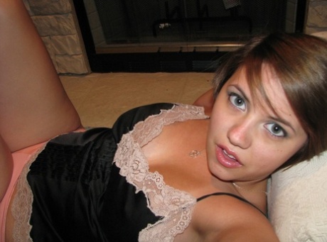 Horny Amateur Babe Dee Flaunts Her Hot Natural Tits And Poses On A Couch