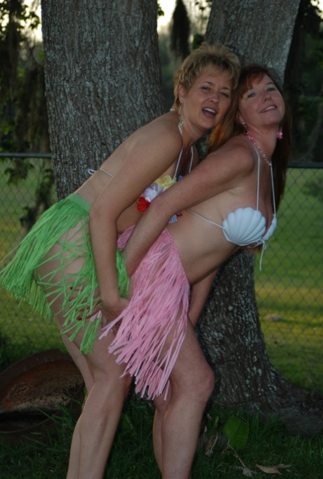 Playful Swinger Wives Tracy Lick & Dee Rimming Each Other Outdoors