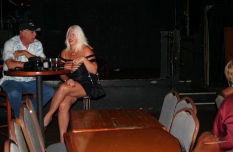 Сексуальные жены-любительницы показывают свои удивительные сиськи на ночной встрече в баре