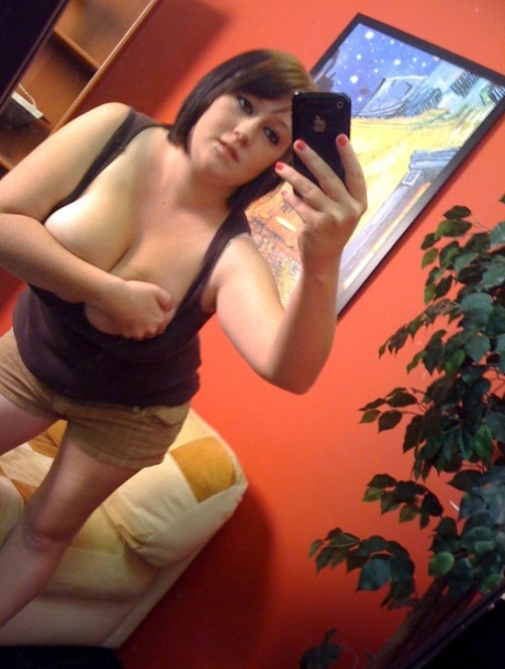 Lusty Amateur Teen Jessica Takes Selfies Of Her Chubby Body & Big Tits