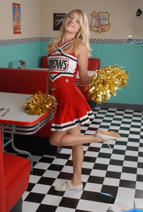 Симпатичная блондинка из колледжа Теган Саммерс позирует в наряде чирлидерши в закусочной